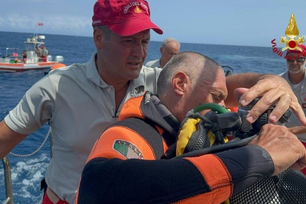 Quattro persone morte recuperate dal veliero naufragato a Porticello Sono 4 i corpi senza vita recuperati dai sommozzatori dei vigili del fuoco nel pomeriggio di oggi all’interno del Bayesan, adagiato a circa 50 metri sui fondali davanti a Porticello, nel palermitano.