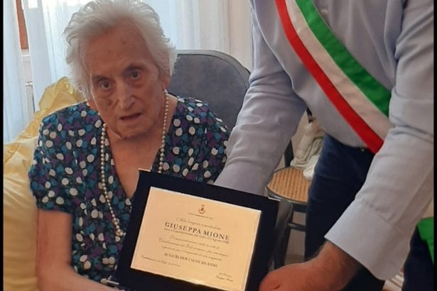 Nonna Giuseppa spegne 104 candeline ed è festa a Castellammare Giuseppa Mione è la cittadina più anziana di Castellammare del Golfo