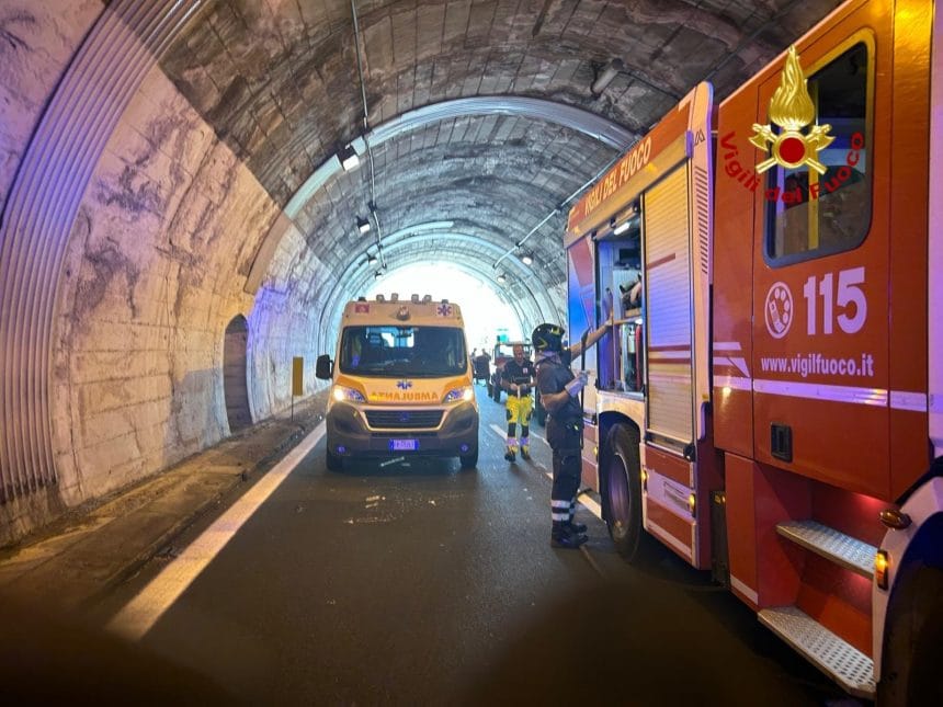 Incidente in galleria sull'A18 Messina-Catania, cinque auto coinvolte e un ferito trasportato in elisoccorso