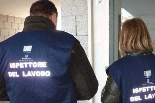 Cantieri a rischio a Palermo: blitz dell'Ispettorato del Lavoro A Palermo, l'Ispettorato del Lavoro ha effettuato controlli in due cantieri edili, riscontrando gravi violazioni in materia di sicurezza. In uno dei cantieri, l'attività è stata sospesa a causa dell'assenza di parapetti e mantovane di protezione sui ponteggi. Inoltre, mancava il piano di montaggio e smontaggio degli stessi. Per queste irregolarità, sono state comminate sanzioni per un totale di 6.700 euro.