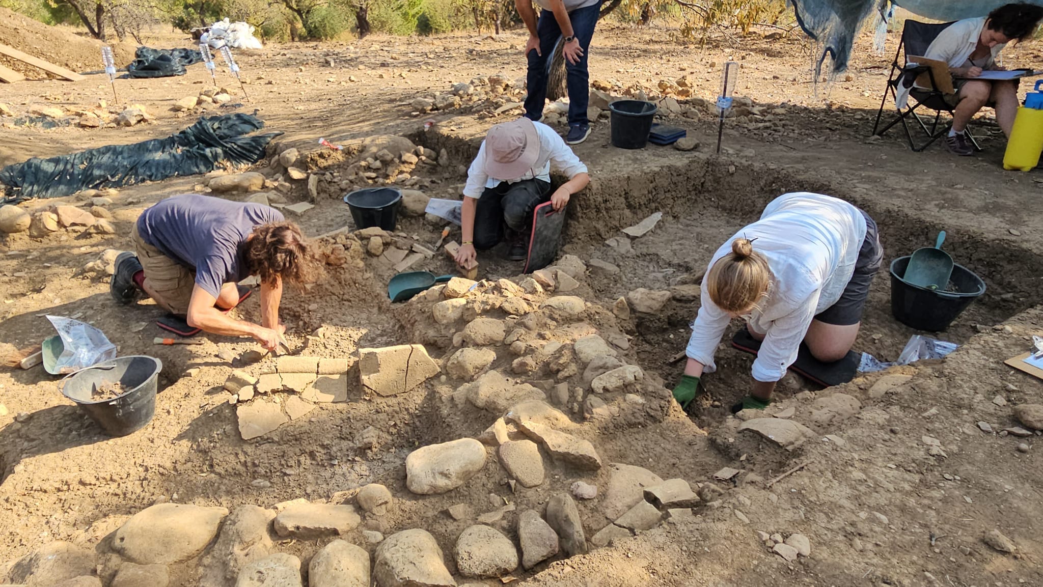 Nuovi entusiasmanti ritrovamenti alla Valle dei Templi. Durante gli scavi archeologici sono stati riportati alla luce minuscoli vasi, finemente lavorati, e ceramiche di dimensioni ridotte, simili a giocattoli principeschi. La datazione di questi reperti li colloca a circa 2.500 anni fa, un'epoca di grande splendore per la città greca di Akragas.