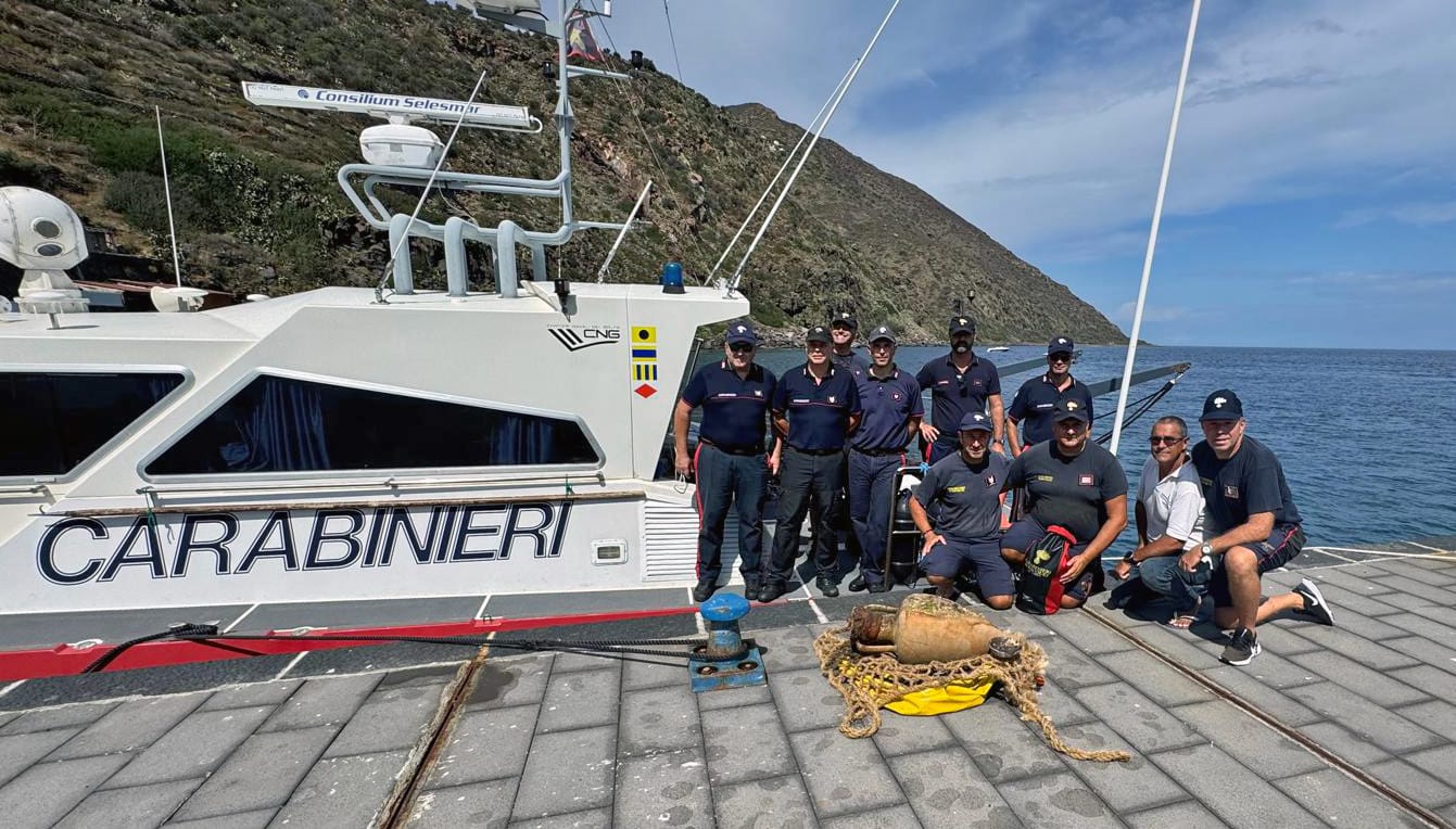 Grazie ad una operazione condotta dalla Soprintendenza del Mare della Regione Siciliana, in coordinamento con il Comando Carabinieri Tutela patrimonio culturale di Palermo e il Nucleo Carabinieri subacquei di Messina, è stata recuperata un'anfora proveniente dal relitto “F” della secca di Capo Graziano a Filicudi, nelle Isole Eolie.