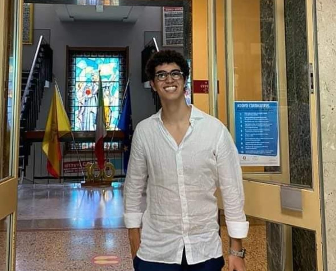 Tragedia questa mattina a Palermo, dove un giovane di 23 anni, Giuseppe Tavarella, ha perso la vita mentre faceva jogging in via Matteo Bonello. L'episodio è avvenuto all'alba, quando il ragazzo, che era solito allenarsi in quella zona, si è accasciato improvvisamente a terra.