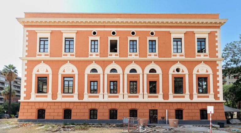 Un restauro da favola: a Palermo Villa Gallidoro torna al suo splendore È stata restituita oggi alla città di Palermo Villa Gallidoro, edificio di stile neorinascimentale di fine '800, che sorge in un parco di circa due ettari vicino al Giardino Inglese. Stamattina si è svolta la cerimonia di consegna del complesso monumentale di via delle Croci, dopo la conclusione dei lavori di restauro avviati a seguito di una convenzione tra gli assessorati regionali dell'Istruzione, dei Beni culturali, dell'Economia e delle Infrastrutture, con la Soprintendenza dei Beni culturali, il Comune di Palermo e l'Orto botanico. Hanno preso parte all'evento il presidente della Regione Siciliana Renato Schifani, gli assessori regionali Francesco Paolo Scarpinato e Mimmo Turano, la soprintendente Selima Giuliano, l'assessore alla Pianificazione urbanistica del Comune di Palermo, Maurizio Carta, e la dirigente scolastica dell'Istituto comprensivo Rapisardi-Garibaldi, che ha sede a Villa Gallidoro, Valentina Carmina.