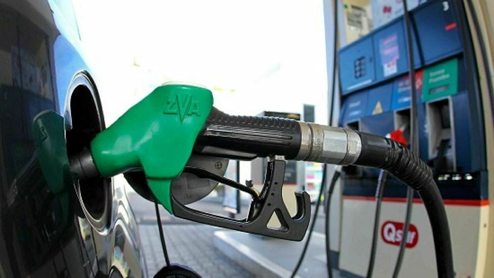 Ancora in salita il costo del «pieno» in Italia: la benzina in modalità 'self' viene oggi venduta, in base agli ultimi dati rilevati dall’Osservatorio sui prezzi dei carburanti del ministero delle Imprese e del Made in Italy (Mimit), a 1,781 euro al litro (era 1,777 sabato), mentre il prezzo del gasolio si assesta sui 2,140 euro al litro (2,130 sabato).