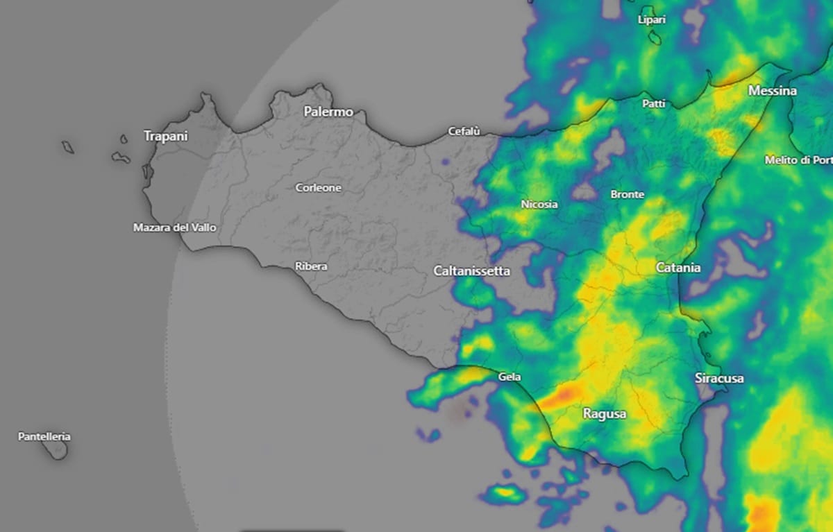 Come previsto, la Sicilia si è risvegliata oggi sotto un cielo plumbeo e sferzata da intense precipitazioni che hanno interessato, fin dalle prime ore del mattino, l'intero territorio regionale, con particolare intensità nel capoluogo siciliano. Le piogge, accompagnate da un sensibile calo delle temperature, sono solo il preludio di un'ondata di maltempo destinata a persistere anche nei prossimi giorni.