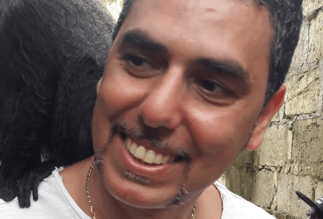 Tragico incidente nel pomeriggio del 14 settembre a Loreto Aprutino, dove un uomo di 50 anni ha perso la vita in un incidente stradale. La vittima è Maurizio Scialabba, chef di origini siciliane molto conosciuto nella zona per aver lavorato per anni nel ristorante "La Bilancia" di Loreto.