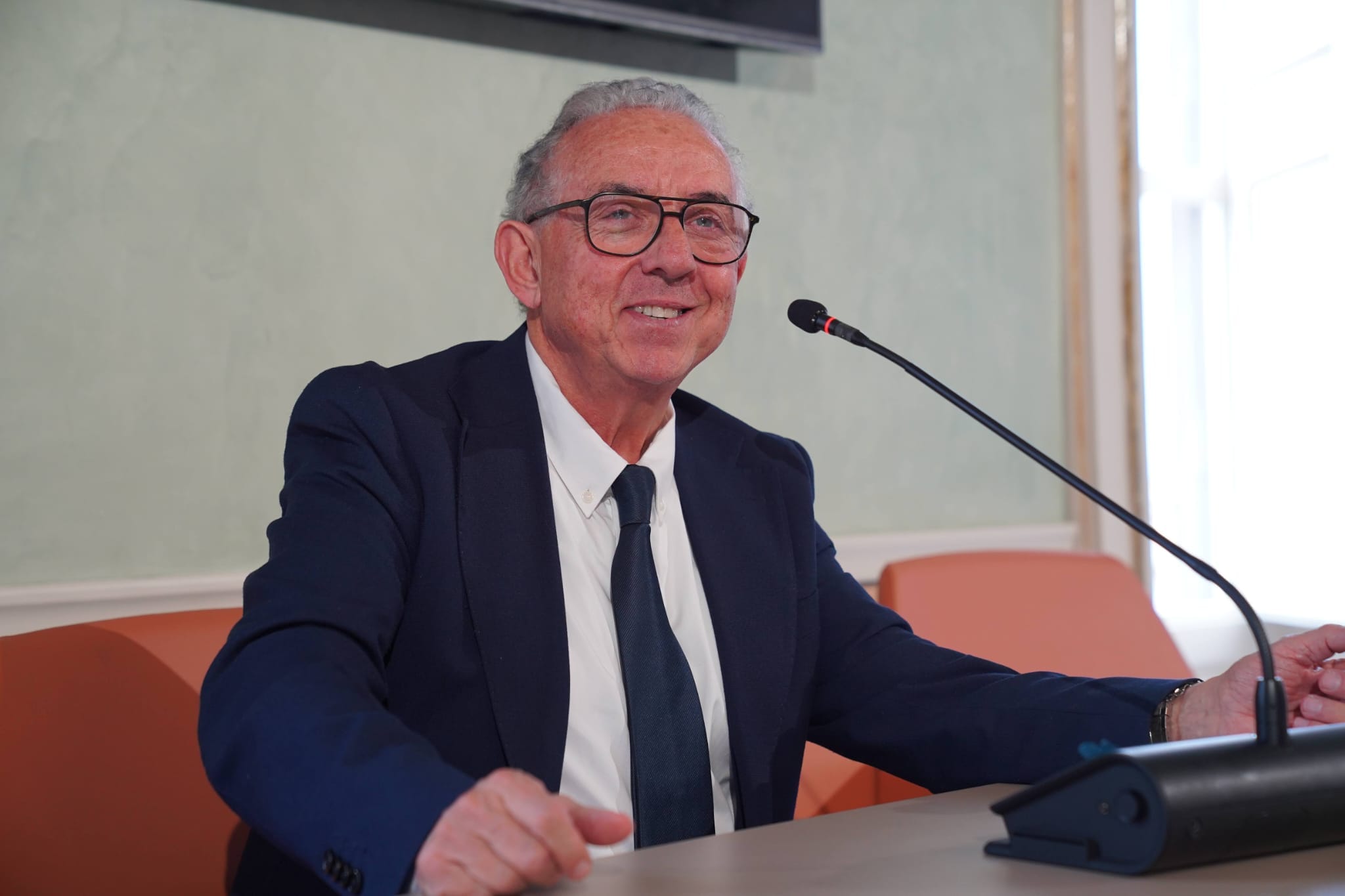 La Sicilia vuole vietare i cellulari ai bambini, la legge è pronta all'Ars Stop ai cellulari e ai dispositivi digitali per i bambini in Sicilia. Non una utopia ma una realtà che presto potrebbe diventare legge dopo l'ok in commissione al ddl M5S. È arrivato infatti il via libera in commissione salute dell'Ars al ddl voto M5S che mira a vietare ai bambini fino a tre anni l'uso delle apparecchiature digitali e dei telefonini e a limitarne fortemente l'utilizzo in età adolescenziale. Il disco verde è scattato con l'unanimità dei presenti in commissione, sarà poi l'aula ad esprimersi sul ddl a prima firma del deputato pediatra Carlo Gilistro.