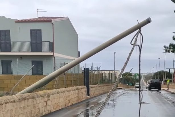 Una violenta tromba d'aria ha colpito Portopalo di Capo Passero, nell'estremo sud della Sicilia, in provincia di Siracusa. Una tromba d'aria, documentata dal blogger Ivan Sortino, ha causato danni significativi alla cittadina. Raffiche di vento impetuose hanno abbattuto vecchi pali, cartelloni pubblicitari e cassonetti dell'immondizia. I Vigili del Fuoco del Comando Provinciale di Siracusa e del distaccamento di Noto sono al lavoro per verificare l'entità dei danni e accertare le condizioni degli edifici. Da alcune palazzine si segnalano distacchi di intonaco, ma fortunatamente al momento non si registrano feriti. Anche alcune serre hanno subito danni a causa della forza del vento. Si sono verificati inoltre blackout temporanei e interruzioni di alcune linee telefoniche.