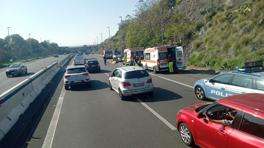 Un motociclista ha perso la vita in un incidente stradale avvenuto sulla Tangenziale di Catania questa mattina intorno alle 10:30. Lo scontro, che ha coinvolto una moto e un autocarro, si è verificato tra lo svincolo di San Gregorio e quello di Gravina, in direzione Misterbianco.