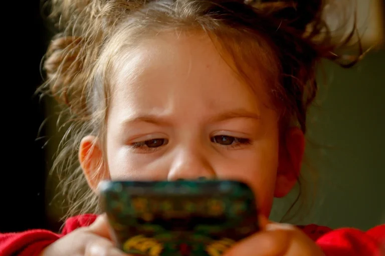 La Sicilia vuole vietare i cellulari ai bambini, la legge è pronta all'Ars Stop ai cellulari e ai dispositivi digitali per i bambini in Sicilia. Non una utopia ma una realtà che presto potrebbe diventare legge dopo l'ok in commissione al ddl M5S. È arrivato infatti il via libera in commissione salute dell'Ars al ddl voto M5S che mira a vietare ai bambini fino a tre anni l'uso delle apparecchiature digitali e dei telefonini e a limitarne fortemente l'utilizzo in età adolescenziale. Il disco verde è scattato con l'unanimità dei presenti in commissione, sarà poi l'aula ad esprimersi sul ddl a prima firma del deputato pediatra Carlo Gilistro.