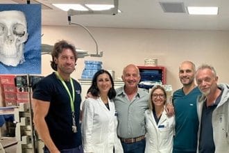 Ha ritrovato il proprio sguardo e una vista migliore il giovane paziente di 20 anni che nei giorni scorsi è stato operato dall’équipe dell’Unità Operativa Complessa di Chirurgia Maxillo Facciale del Policlinico diretta dal prof. Francesco De Ponte, per posizionare una protesi dell’orbita costruita su misura per lui.