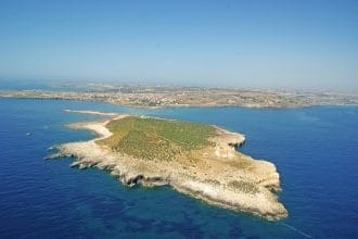L'isolotto di Capo Passero venduto per 10 milioni di euro. Preoccupazioni per il progetto di un resort di lusso e l'impatto ambientale