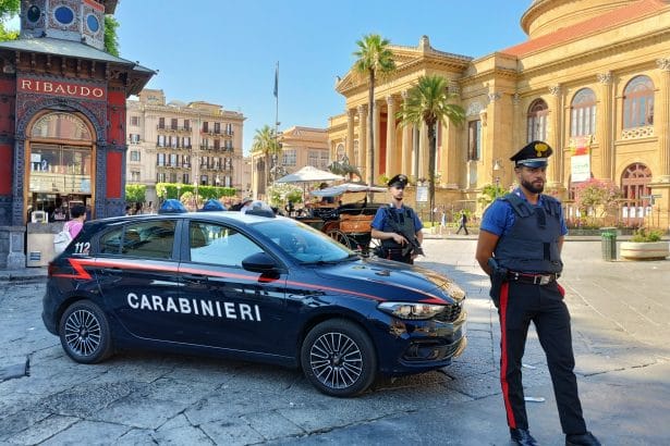 I Carabinieri del Nucleo Operativo della Compagnia di Palermo Piazza Verdi hanno eseguito un’ordinanza di custodia cautelare in carcere nei confronti di un 20enne palermitano, accusato di tentato omicidio. I fatti risalgono alla notte di sabato 21 settembre, in un locale del centro di Palermo. Una lite, scaturita da uno sguardo di troppo, è degenerata in un'aggressione. Il 20enne avrebbe estratto un coltello e colpito la vittima, un 21enne anch'egli palermitano, con almeno 9 fendenti.