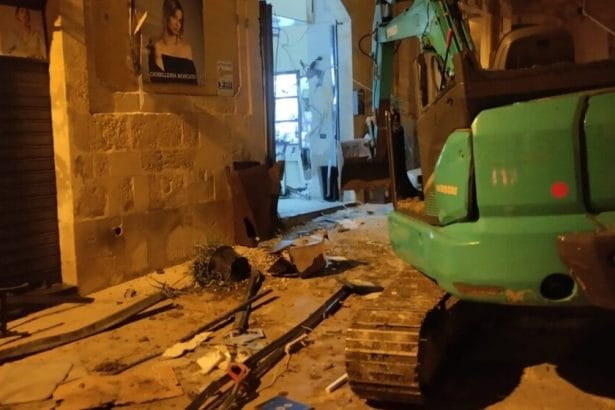 Assaltano gioielleria con un escavatore, ladri in fuga col bottino Assalto notturno a una gioielleria nel centro di Palazzolo Acreide. Ladri usano un escavatore per sfondare l'ingresso e rubare preziosi