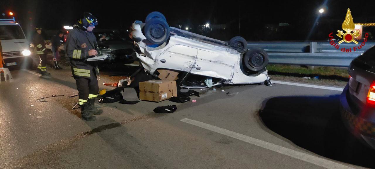 Terribile schianto sull'A19: Gioele Tempra di 8 anni non ce l'ha fatta Tragico incidente sull'A19 a Termini Imerese: un bambino di 8 anni ha perso la vita in uno scontro. Altre due persone ferite