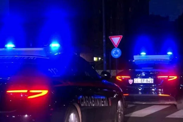 Follia a Palermo, litigano per gelosia su TikTok e poi si picchiano in strada, 6 donne denunciate I Carabinieri del Nucleo Radiomobile di Palermo, nell’ambito di un piano straordinario di controllo del territorio disposto dal Comando Provinciale, hanno effettuato una serie di interventi decisivi, culminati in un arresto di un 19enne per resistenza ad un pubblico ufficiale e 7 denunce tra rissa, oltraggio e resistenza a pubblico ufficiale e minaccia aggravata.