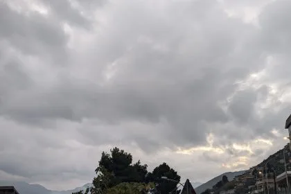 La Protezione Civile ha diramato un avviso di allerta meteo gialla per la giornata di domani, 10 novembre, concentrata sulla Sicilia occidentale. Le aree interessate includono le province di Trapani, Agrigento e parte di quella di Caltanissetta. Il maltempo secondo le previsioni potrebbe riguardare anche la porzione tirrenica della provincia di Palermo.