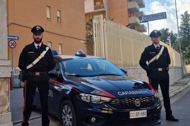 I Carabinieri arrestano un 26enne a Palermo per truffa ai danni di un'anziana. Il giovane, fingendo un incidente del figlio, si è fatto consegnare gioielli per 20.000 euro
