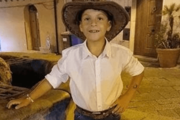 Terribile schianto sull'A19: Gioele Tempra di 8 anni non ce l'ha fatta Tragico incidente sull'A19 a Termini Imerese: un bambino di 8 anni ha perso la vita in uno scontro. Altre due persone ferite