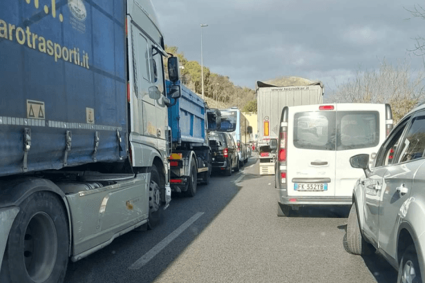 Incidente stradale sull'autostrada A29 Palermo-Mazara del Vallo, nel tratto compreso tra le gallerie di Sferracavallo e Isola delle Femmine. Coinvolte due auto nello scontro.