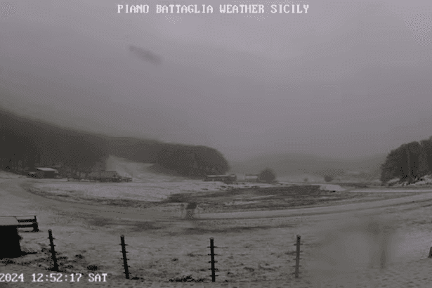 Sicilia imbiancata: caduta la prima neve sui monti oltre i 1300 metri La prima neve dell'inverno è arrivata in Sicilia, imbiancando le zone montuose oltre i 1300 metri. Temperature in calo e precipitazioni sparse