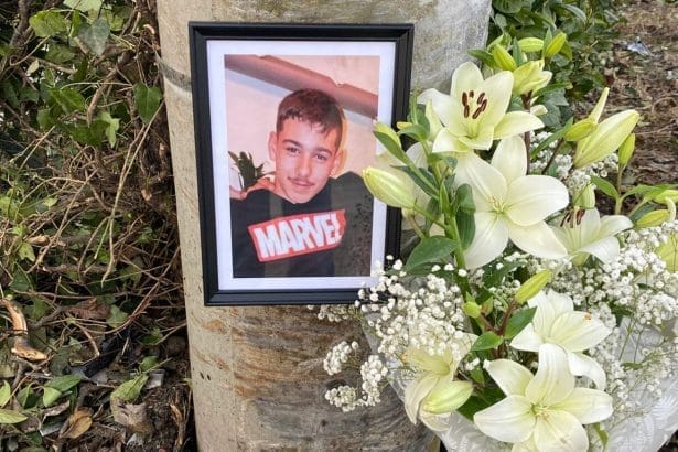 Un tragico incidente stradale avvenuto nel pomeriggio di venerdì 22 novembre nei pressi di Novara ha spezzato la vita di Lorenzo Licata, un ragazzo di soli 14 anni originario di Campobello di Mazara. Il giovane viaggiava a bordo dell'auto guidata dalla nonna quando si è verificato il violento scontro con un'altra vettura.