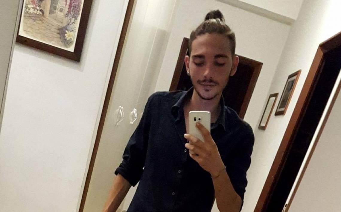 Il funerale di Emanuele Favaloro, bravo papà e sorriso contagioso: Pioppo e Monreale in lacrime La tragica scomparsa di Emanuele Favaloro, giovane barista di 25 anni a Monreale. La comunità si stringe attorno alla famiglia nel giorno del funerale