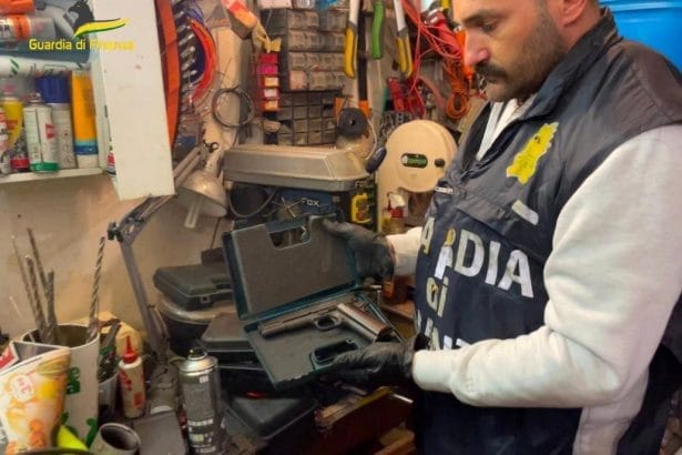 SCOPERTO UN ARSENALE DI ARMI E MUNIZIONI AL VILLAGGIO SANTA ROSALIA E UN LABORATORIO PER MODIFICARLE IN UNA VILLA A CIACULLI. ARRESTATO IL RESPONSABILE