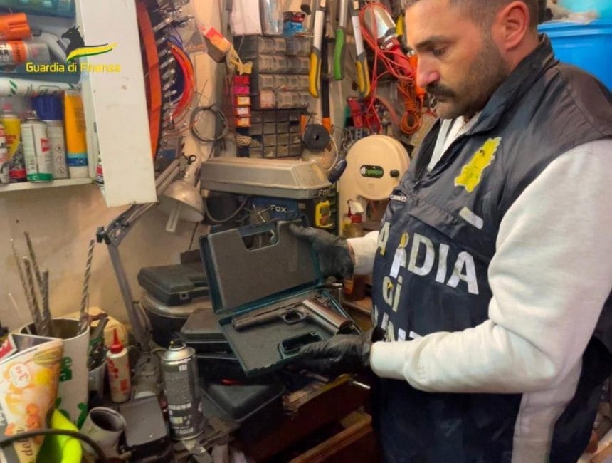 SCOPERTO UN ARSENALE DI ARMI E MUNIZIONI AL VILLAGGIO SANTA ROSALIA E UN LABORATORIO PER MODIFICARLE IN UNA VILLA A CIACULLI. ARRESTATO IL RESPONSABILE