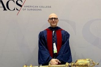 Il Dott. Nicola Cinardi, Responsabile della Chirurgia Epatobiliare e Pancreatica dell'ARNAS Garibaldi di Catania, è stato insignito del prestigioso titolo di Fellow dell'American College of Surgeons. La cerimonia di nomina si è svolta a San Francisco, in California, durante il congresso inaugurale dell'associazione. Questo riconoscimento sottolinea l'eccellenza del lavoro svolto dal Dott. Cinardi e dal suo team, e pone l'ARNAS Garibaldi all'attenzione della comunità chirurgica internazionale.