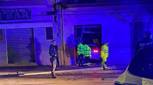 Un ubriaco si schianta con l'auto contro un bar a Bagheria. Il conducente si rifiuta dell'alcol test e rischia pesanti sanzioni