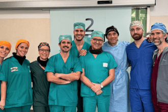 Un’équipe multidisciplinare del Policlinico di Palermo ha portato a termine con successo un complesso intervento chirurgico di asportazione di un sarcoma, precedentemente ritenuto non operabile in diversi altri ospedali italiani. Il paziente, cinquantenne proveniente dalla Campania, si era rivolto a vari centri specialistici sul territorio nazionale, ricevendo ripetuti rifiuti a causa dell'elevata complessità del caso. La neoplasia, localizzata in una zona estremamente delicata del corpo, comportava rischi significativi sia dal punto di vista chirurgico che per la gestione post-operatoria.