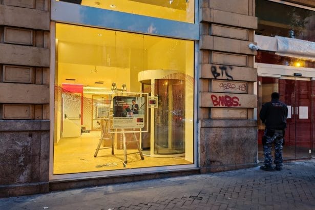 Unicredit, Deichmann e Burger King in via Roma, tornano i grandi marchi a Palermo Unicredit aprirà una nuova agenzia in un locale precedentemente occupato da uno storico negozio di abbigliamento della famiglia Niceta a Palermo. Questo spostamento riguarda gli uffici di Unicredit attualmente situati in via Roma 183, all'interno del palazzo del Banco di Sicilia, che è stato messo in vendita e potrebbe essere trasformato in un albergo.