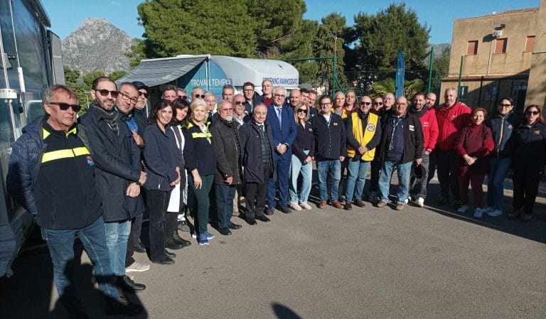 Il Sindaco di San Giuseppe Jato Giuseppe Siviglia con il direttore sanitario dellAsp Antonino Levita e gli operatori dellOpen day itinerante