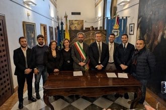 Monreale ha una nuova giunta. Il sindaco Alberto Arcidiacono ha ufficializzato ieri sera la nuova composizione dell'esecutivo con la tradizionale cerimonia di giuramento.Questo rimpasto, secondo le parole del sindaco, rappresenta un nuovo inizio per la squadra amministrativa, con l'obiettivo di perseguire ambiziosi traguardi per la città. Arcidiacono ha sottolineato l'impegno dell'amministrazione nel realizzare i progetti che Monreale merita.