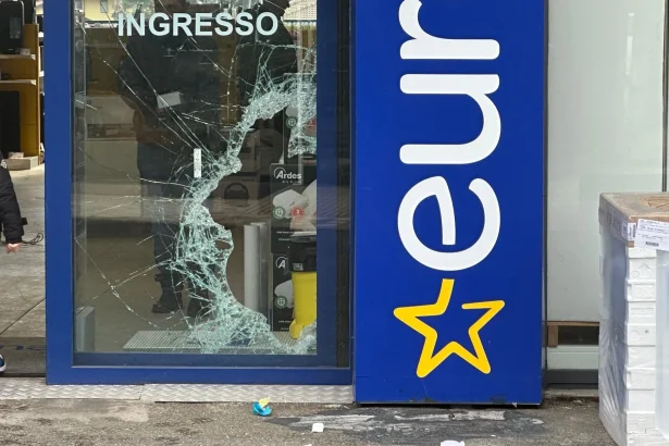 Spaccata all'Euronics, ladri portano via 40mila euro di elettrodomestici Furto con spaccata al negozio Euronics di Acireale. Rubati telefonini, tablet e computer. Indagini in corso