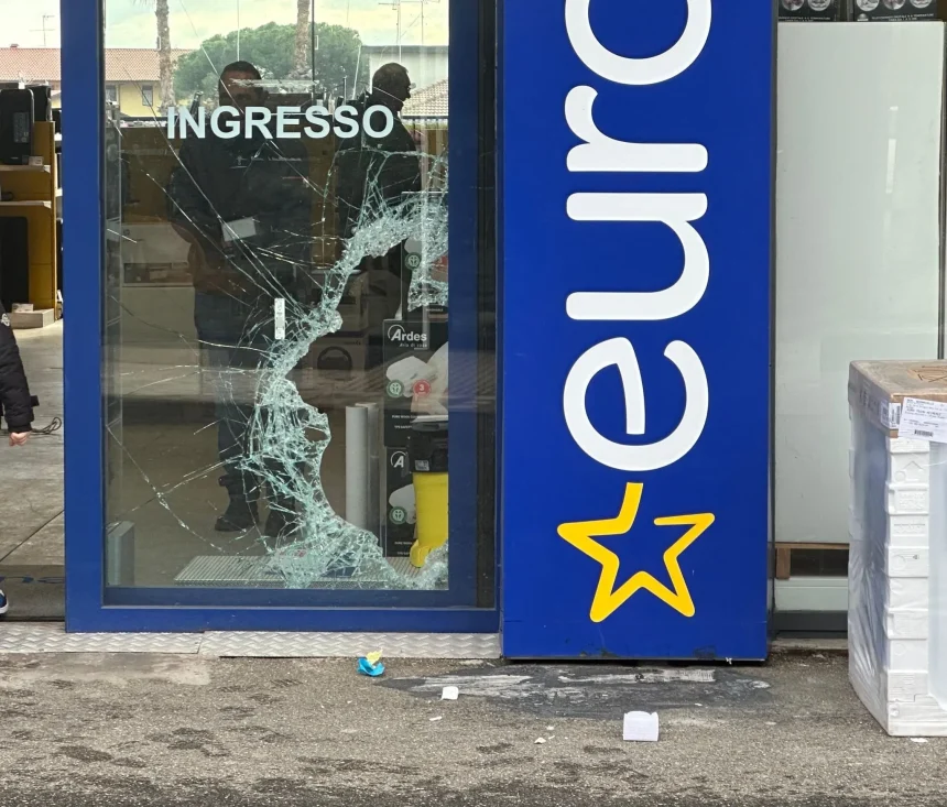 Furto con spaccata al negozio Euronics di Acireale. Rubati telefonini, tablet e computer. Indagini in corso