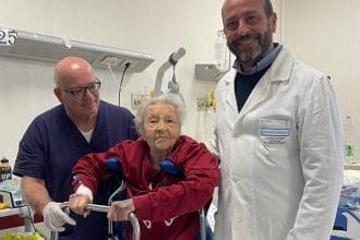Una paziente centenaria è tornata a camminare dopo soli 48 ore da un intervento chirurgico di frattura del femore prossimale, grazie all’intervento tempestivo dei sanitari del Garibaldi-Centro di Catania.