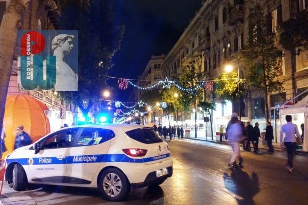 Sorpreso a guidare con il cellulare in mano, non si ferma all'alt e durante l'inseguimento si disfa di un involucro di droga. E' quanto accaduto nei giorni scorsi per le vie del centro, in zona via Dante, dove una pattuglia della Polizia Municipale intimava a un giovane su una "Smart" di fermarsi poiché sorpreso a guidare, facendo uso del telefono cellulare.