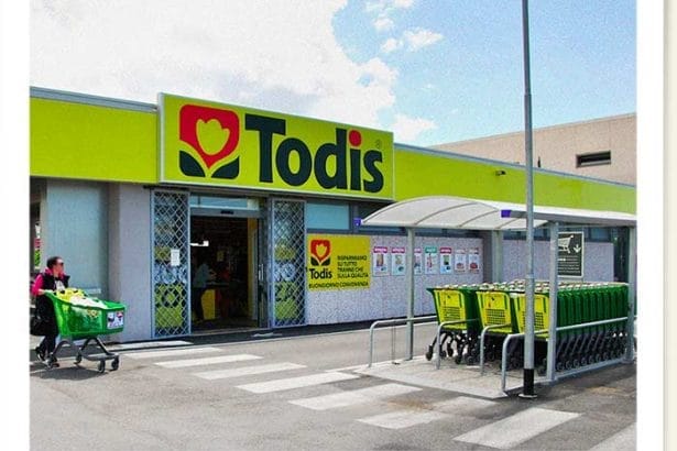 Due rapinatori armati hanno assaltato il supermercato Todis di via Tommaso Natale a Palermo, facendosi consegnare l'incasso e fuggendo.