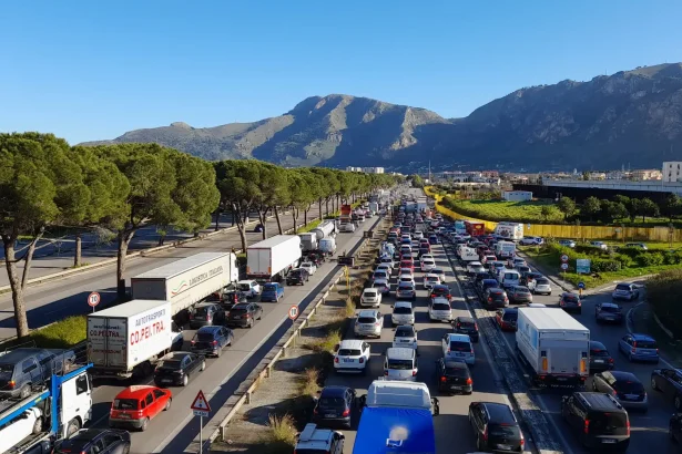 Ponte Corleone, lavori di giorno: il traffico a Palermo impazzisce Palermo si prepara ad un nuovo periodo di intense difficoltà di circolazione dopo il caos di questi ultimi giorni. I lavori sul Ponte Corleone, inizialmente previsti in orario notturno, si svolgeranno invece durante il giorno fino al 31 maggio. Questa modifica, come comunicato da E-distribuzione, è motivata dalla volontà di non intralciare il traffico veicolare su Viale Regione Siciliana.