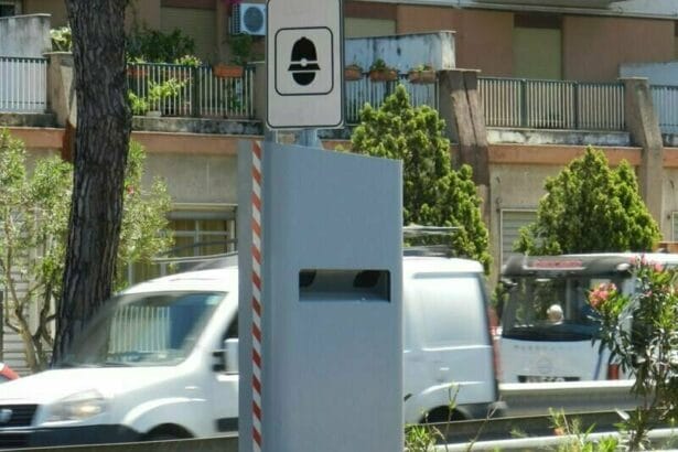 Il Comune di Palermo ha riattivato cinque autovelox fissi in viale Regione Siciliana, arteria stradale notoriamente teatro di numerosi incidenti. L'iniziativa mira, come si legge su Palermo Today, a incrementare la sicurezza stradale e a ridurre il numero di infrazioni al codice della strada, in particolare per quanto riguarda il superamento dei limiti di velocità. Due dei dispositivi erano precedentemente disattivati a causa di un problema all'alimentazione elettrica, mentre altri tre sono stati installati di recente.