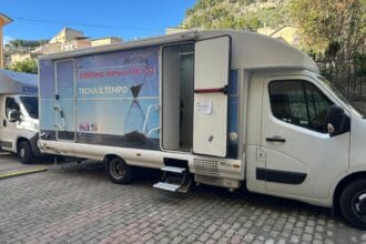 Dalle 10.30 alle 16.30 gli utenti potranno effettuare esami e visite gratuite. Basterà presentarsi muniti di documento di identità e tessera sanitaria per aderire ai programmi di prevenzione, e in particolare: mammografia (screening del tumore della mammella riservato a donne tra 50 e 69 anni), pap test e hpv test (screening del cervicocarcinoma per donne tra 25 e 64 anni), sof test (screening del tumore del colon retto, riservato a persone tra 50 e 69 anni), prevenzione cardiovascolare (visita, Ecg ed eventuale approfondimento ecografico, rivolto a persone tra 50 e 65 anni), screening delle malattie infettive sessualmente trasmesse (Epatite C, Sifilide e HIV), screening del diabete, screening audiometrico, vaccinazioni (antinfluenzale e tradizionali), screening visivo pediatrico (3-8 anni) e screening logopedico pediatrico (3-8 anni).