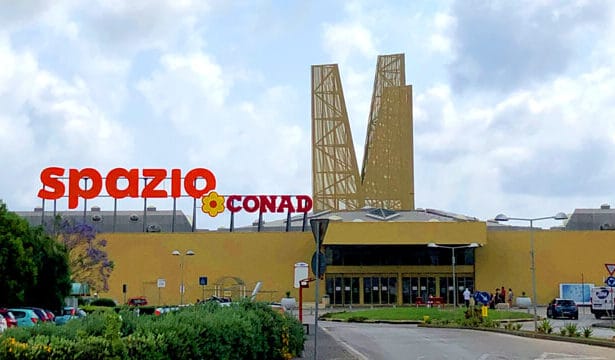 Entra al Conad, riempie il sacchetto e va via senza pagare: arrestato palermitano Palermo - Un uomo di 50 anni è stato arrestato dai Carabinieri per avere aggredito i militari intervenuti in un supermercato cittadino. Secondo quanto ricostruito, l’uomo, palermitano è uscito dal supermercato Conad che si trova al centro commerciale Conca d’Oro con una busta della spesa colma di prodotti alimentari. Non aveva alcuna intenzione di pagare.