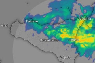 Un minaccioso vortice ciclonico, proveniente dalle coste tunisine, sta per abbattersi sulla Sicilia, portando con sé un'ondata di maltempo di forte intensità. La pressione atmosferica, che raggiungerà un minimo di circa 1008 hPa, contribuirà all'accumulo di dense masse nuvolose cariche di pioggia sopra l'isola. Nella maggior parte della Sicilia è stata proclamata l'allerta rossa.
