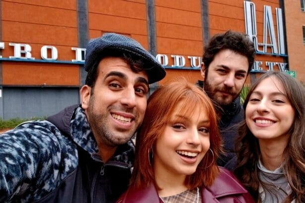 Angelo Faraci, volto noto per la sua sicilianità prorompente e il suo legame profondo con l'Etna, continua a sorprendere. Il 2025 è appena iniziato e l'artista ha già annunciato la sua partecipazione a tre progetti Rai, dove ricoprirà ruoli di primo piano. Per il momento, i dettagli sui set rimangono avvolti nel mistero, a causa di accordi contrattuali già stipulati, ma Faraci promette di svelare presto maggiori informazioni attraverso i suoi canali social.