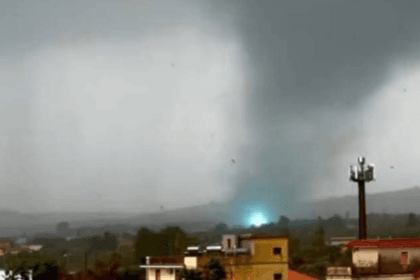Nel primo pomeriggio di oggi venerdì gennaio, una violenta tromba d'aria si è abbattuta sulla città di Avola, in provincia di Siracusa, causando ingenti danni. L'evento meteorologico ha interessato anche la vicina località di Lido di Noto.