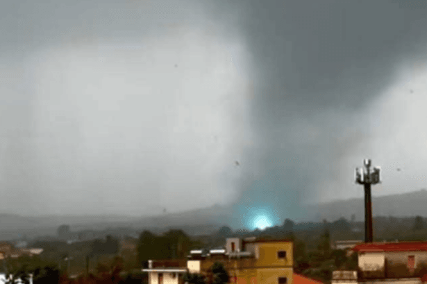 Allerta meteo Sicilia, tromba d'aria improvvisa semina il panico Nel primo pomeriggio di oggi venerdì gennaio, una violenta tromba d'aria si è abbattuta sulla città di Avola, in provincia di Siracusa, causando ingenti danni. L'evento meteorologico ha interessato anche la vicina località di Lido di Noto.