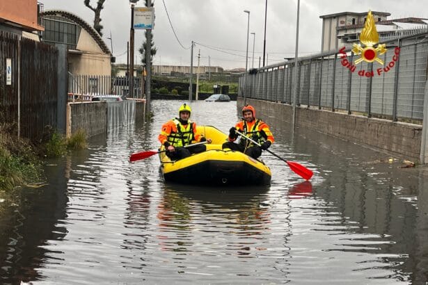 Allerta meteo rossa Sicilia, primi allagamenti: salvato un automobilista Allerta rossa in Sicilia orientale, i vigili del fuoco al lavoro per danni d'acqua, dissesti statici e soccorso persone. Catania, Palagonia e Riposto tra i comuni più colpiti